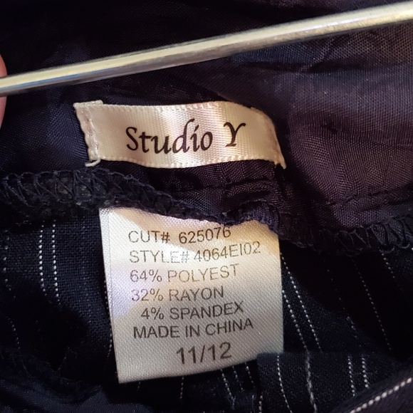 🌟 3 for $15 Deal! 🌟Studio Y pin striped bermuda pants 11/12 - Picture 3 of 3